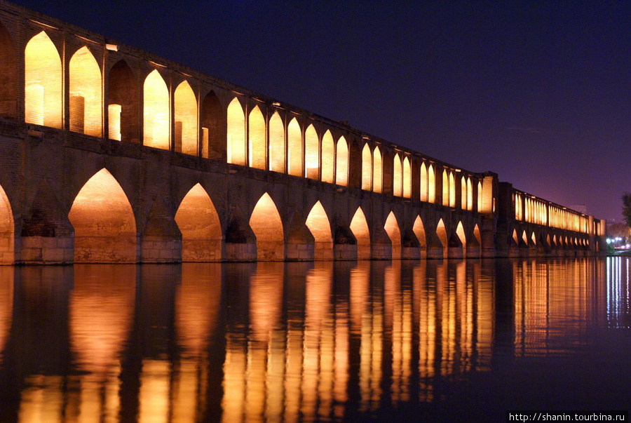 Знаменитый мост Сио-се-Пол (Мост 33 арок) ночью Исфахан, Иран