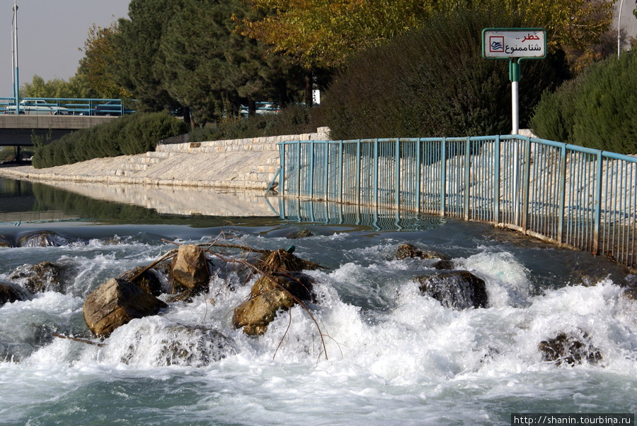 Порог на реке Зяанде Исфахан, Иран