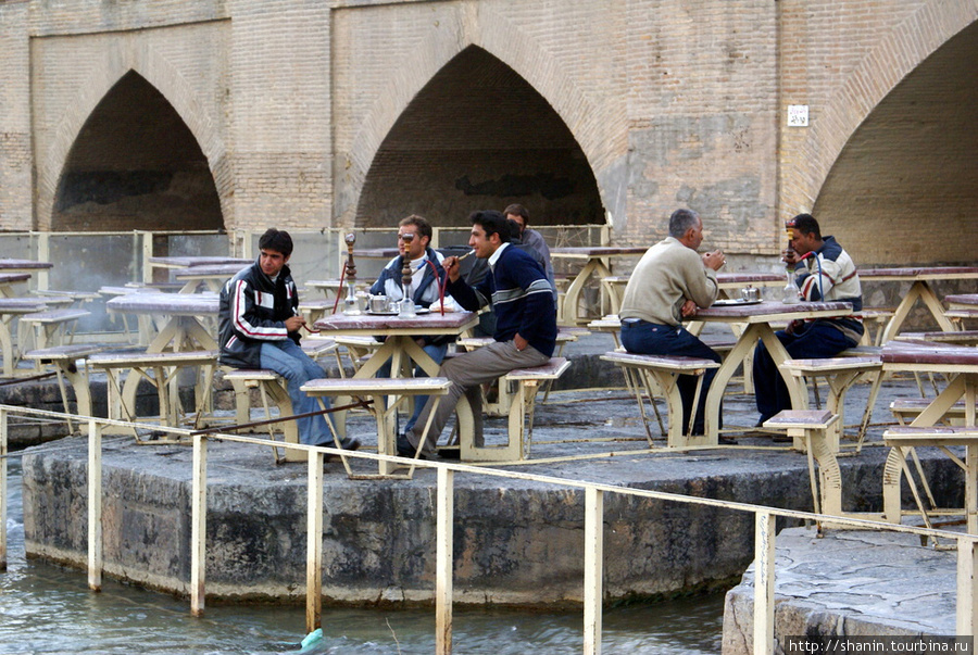 Кафе у моста Сио-се-Пол Исфахан, Иран