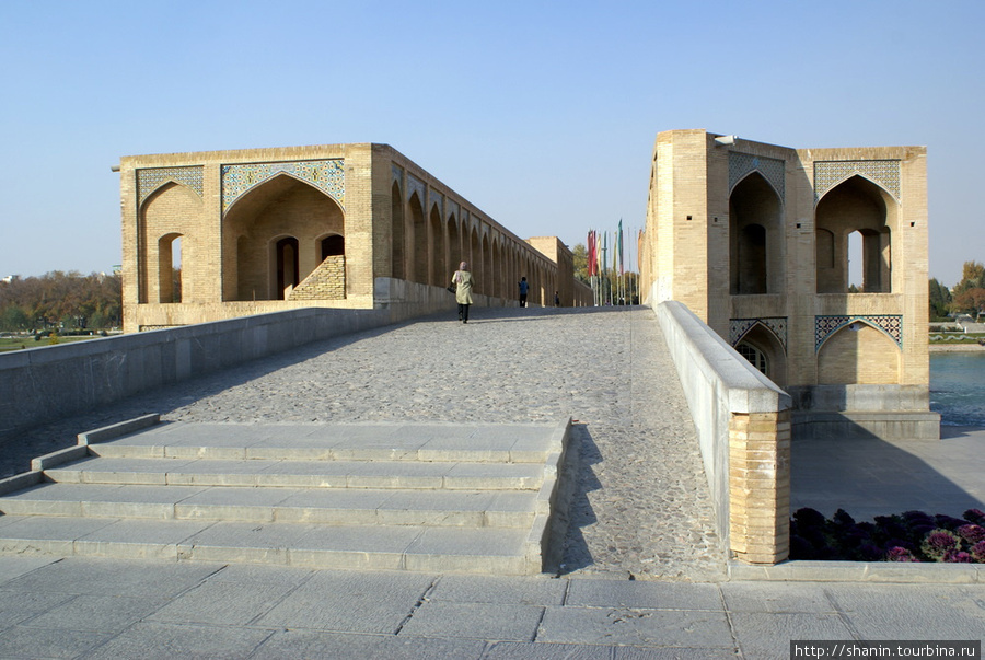 Вход на мост Кхаю Исфахан, Иран