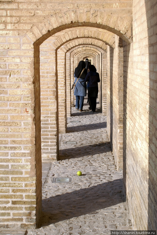 Пешеходный проход на мосту Сио-се-Пол Исфахан, Иран