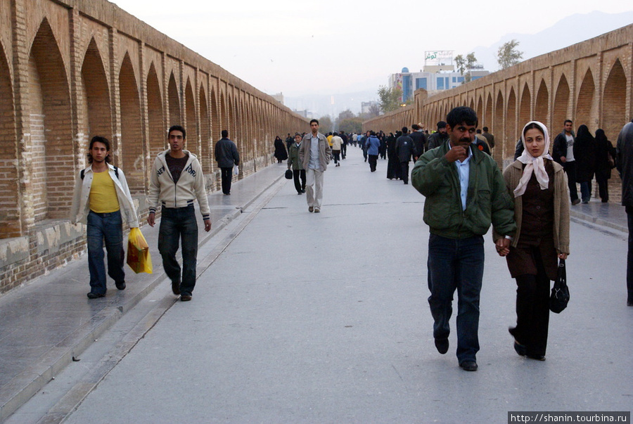 Пешеходы на мосту Сио-се-Пол Исфахан, Иран