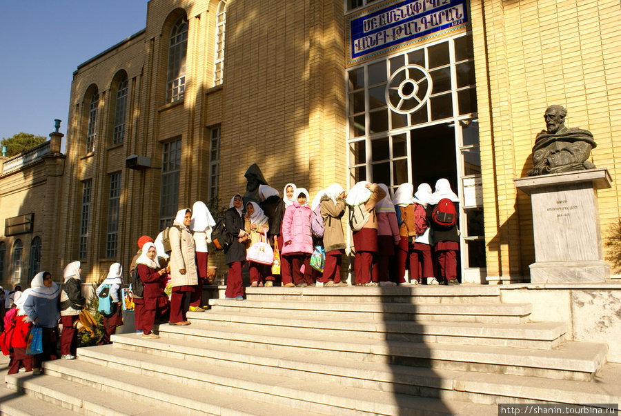 Школьники на экскурсии у входа в Музей армянского искусства Исфахан, Иран