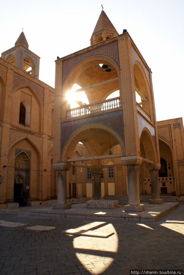 Колокольня у собора Ванк Исфахан, Иран