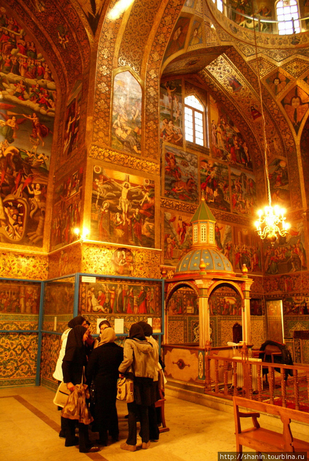 Мусульмане на экскурсии в христианском соборе Исфахан, Иран