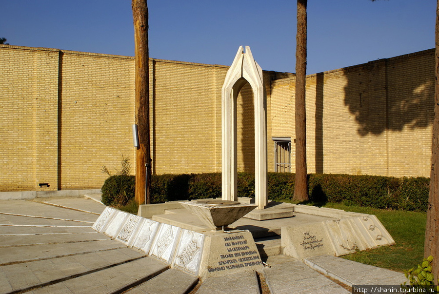Памятник у собора Вонк Исфахан, Иран