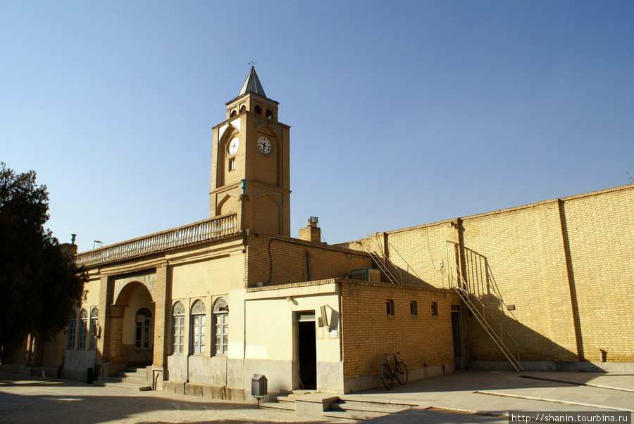 Башня с часами у входа на территорию собора Ванк Исфахан, Иран