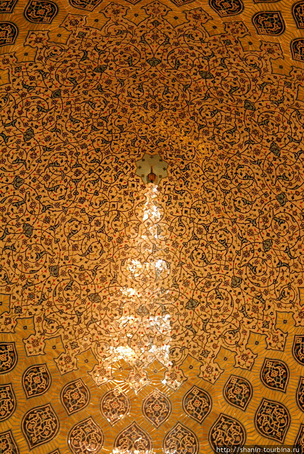 Павлин с огромным хвостом в мечети Шейх-лотфоллах Исфахан, Иран