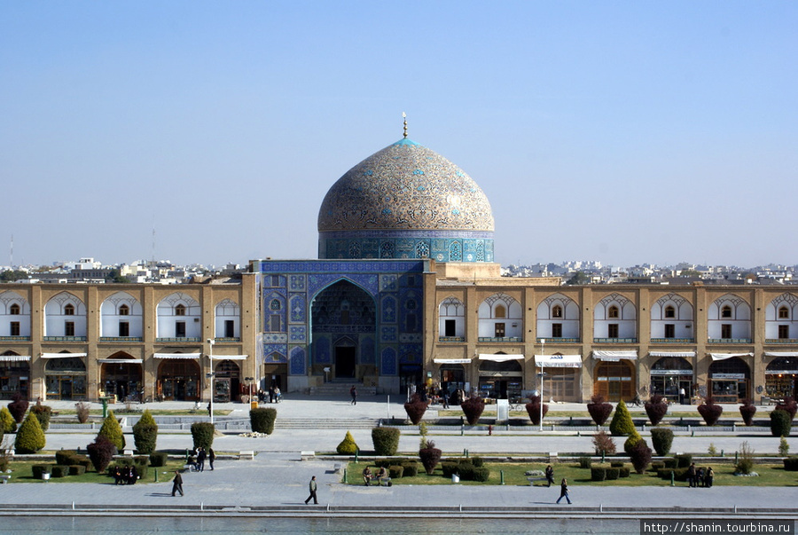 Мечеть Шейх-Лтфоллах на площади Имама в Исфахане Исфахан, Иран