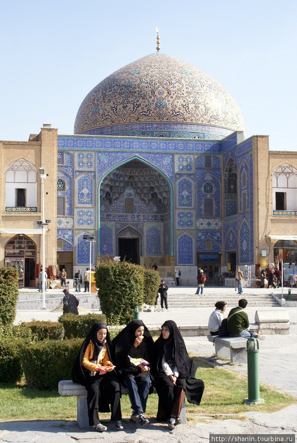 Девушки на скамейке у входа в мечеть Шейх-Лотфоллах Исфахан, Иран