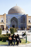 Девушки на скамейке у входа в мечеть Шейх-Лотфоллах