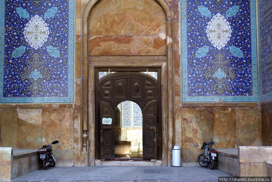 Мотоциклы у входа в мечеть Имама Исфахан, Иран