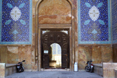 Мотоциклы у входа в мечеть Имама