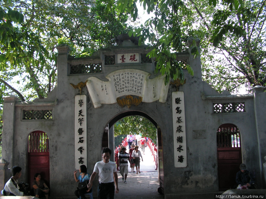 Ханой. Ворота перед мостом The Huc Вьетнам