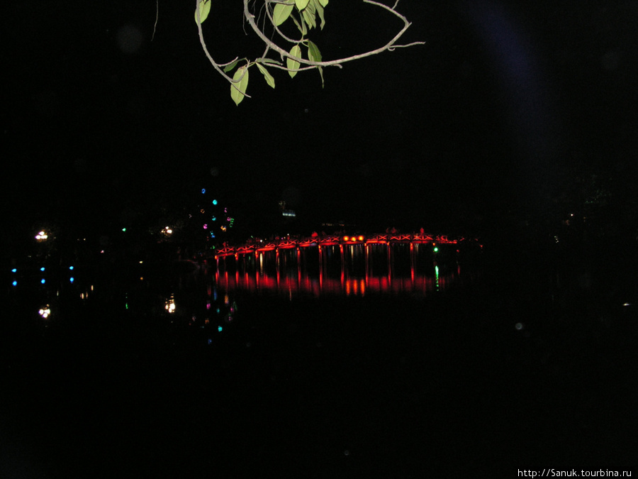 Ханой. Мост The Huc поздно вечером особенно красив Вьетнам