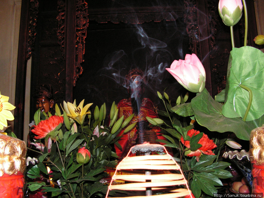 Ханой. Алтарь храма Ngoc Son на озере Возвращённого меча Вьетнам