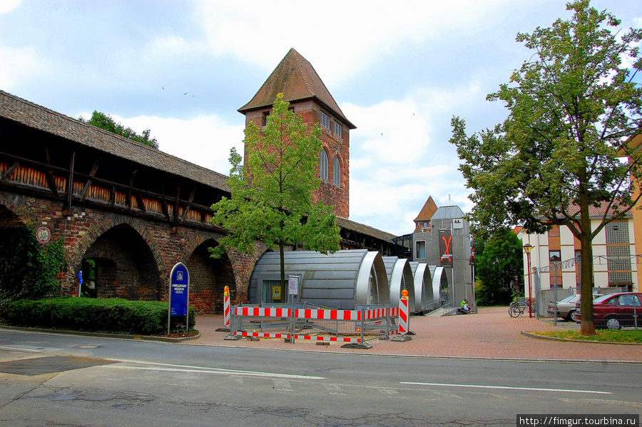 Древняя городская стена с двумя башнями(городская и воротная.В стену встроен еддинственный в мире  музей нибелунгов. Вормс, Германия