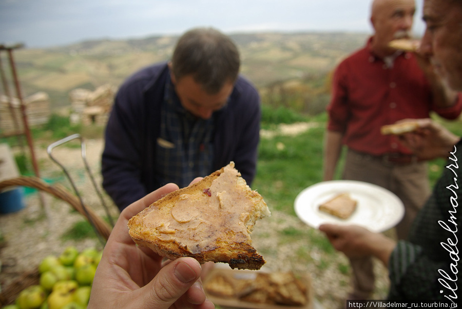 Поджаренный хлеб и ventricina — паста из говядины Читта-Сан'Анжело, Италия
