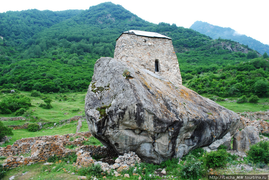 Вид на башню Амирхана со стороны входа Кабардино-Балкария, Россия