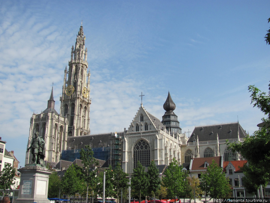 Туристы у Кафедрального Собора Антверпена Антверпен, Бельгия
