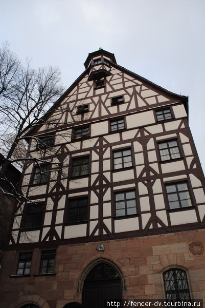 Типичный фахверковый дом в старом городе Нюрнберг, Германия