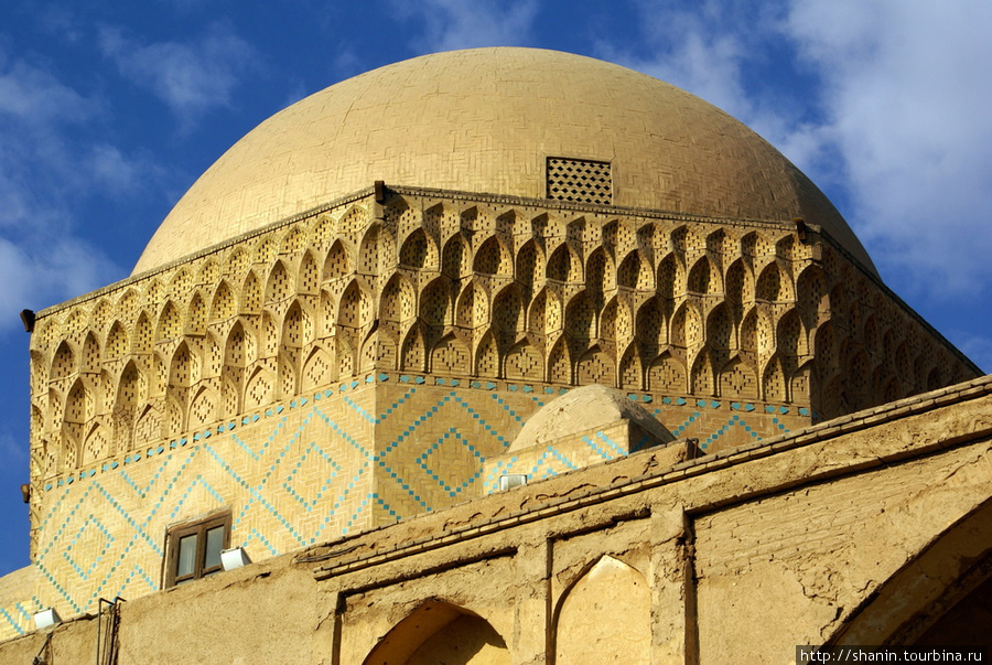 Купол мечети в тюрьме Александра Йезд, Иран