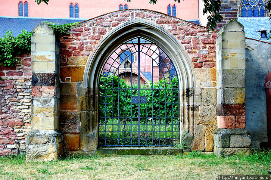 Ворота на территорию церкви. Вормс, Германия
