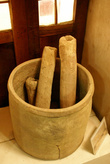 Старые глиняные трубы и корыто