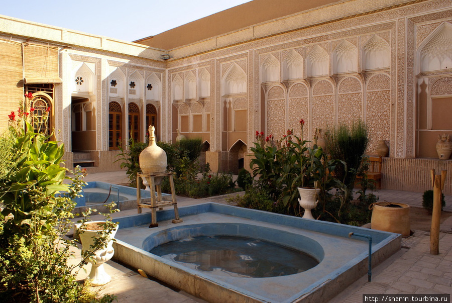 Внутренний двор Музея воды в Йезде Йезд, Иран