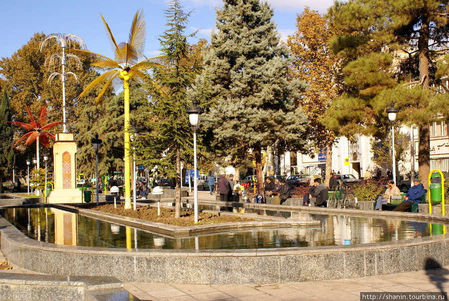 На центральной площади Казвина Казвин, Иран