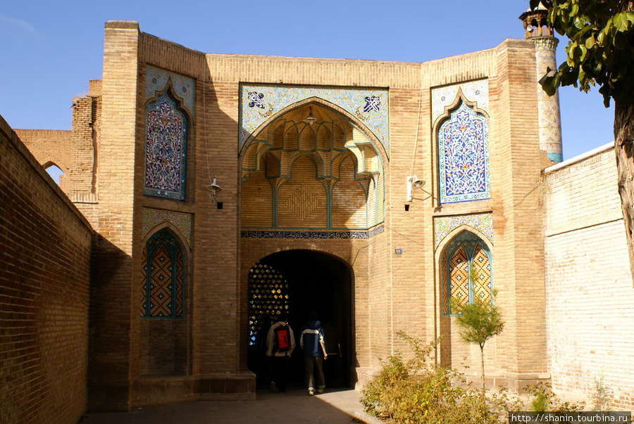 Вход на территорию мечети Джаме в центре Казвина Казвин, Иран