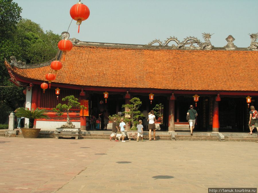 Ханой. Молодая семья из 6-7 человек проникает в Храм Литературы Вьетнам