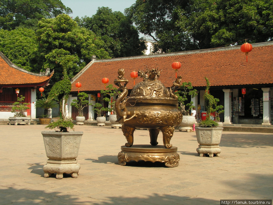 Ханой. Внутренний двор Храма Литературы Вьетнам