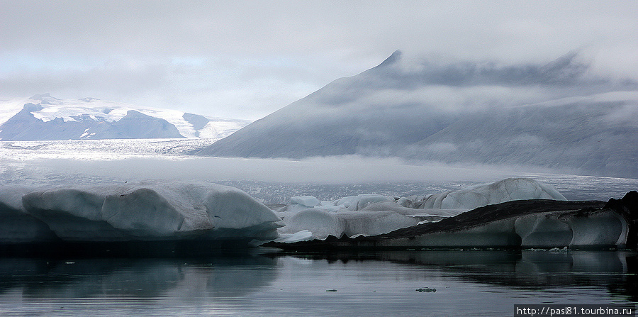 Девушка — экскурсовод рассказала, что тут снимали, как один экстремальный товарищ проводил тут эксперимент и сидел в воде около 10 минут. Но он покоритель Эвереста и т.д. Мы же пока не настолько закаленные, но и наши два заплыва поразили как туристов, так и коренных исландцев. Йёкюльсаурлоун ледниковая лагуна, Исландия