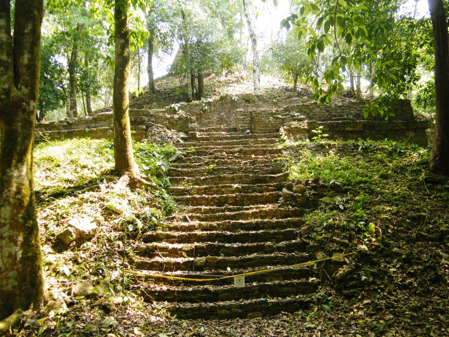 Пирамида в лесу, ее еще нужно откапывать Паленке, Мексика