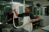уйгурскую лапшу вытягивают прямо перед готовкой.
