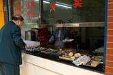 шведский стол по-китайски — 6-8-10 юаней, цена зависит от размера порции и количества добавок.