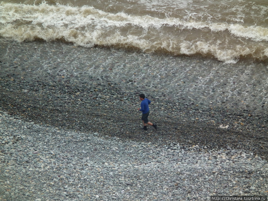 Утренняя пробежка по прибрежной гальке. Лима, Перу