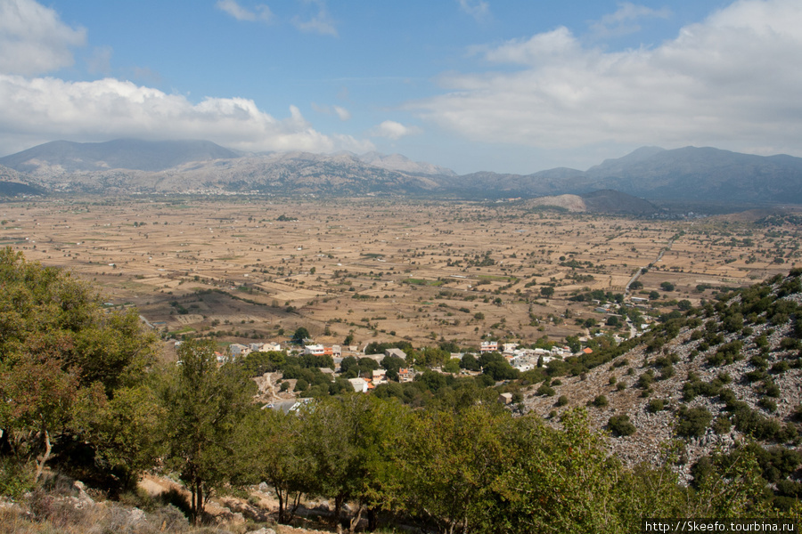 Вид на долину Лассити. Говорят весной, в период цветения, она выглядит незабываемо красиво. Лассити, Греция