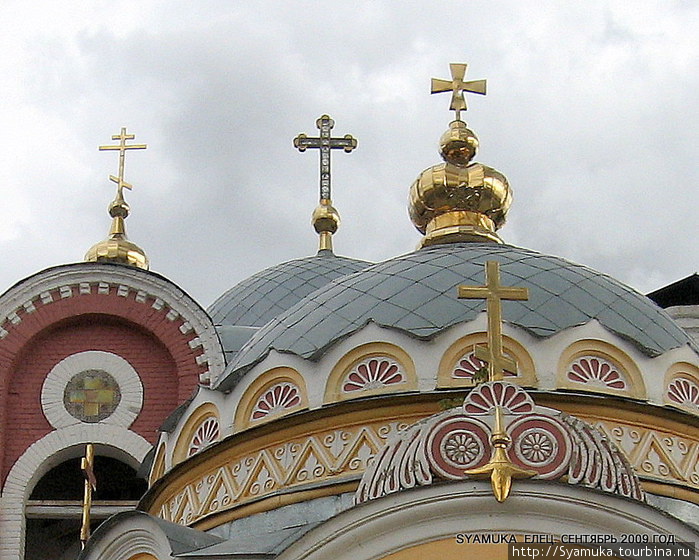 Купола и хрустальный крест. Елец, Россия