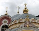 Купола и хрустальный крест.