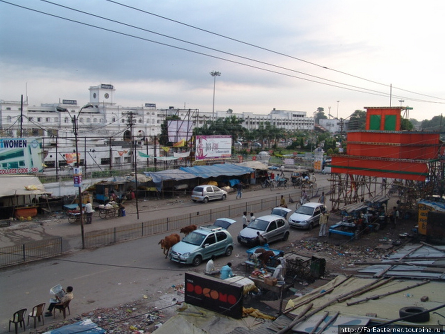 Вид с балкона в Эллоре открывается на грязную улицу и ж/д вокзал Горахпура Горакхпур, Индия