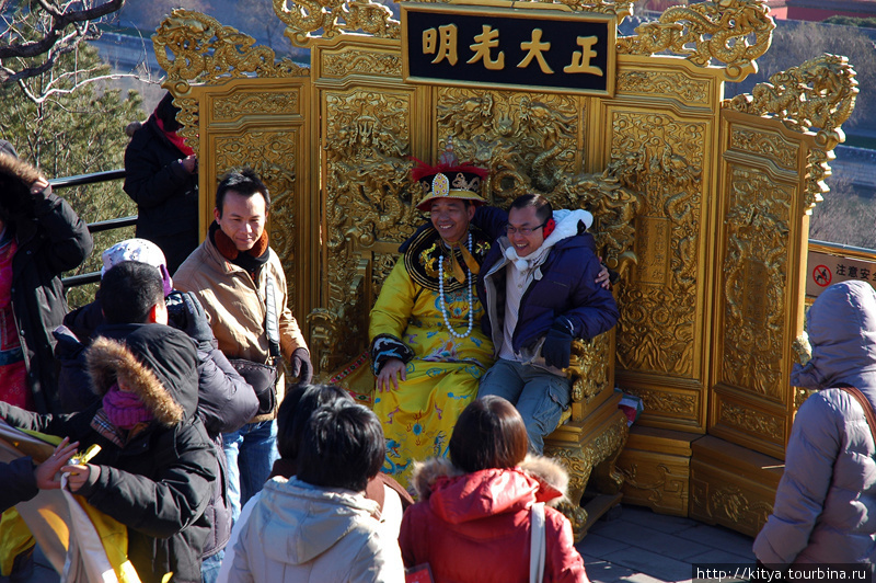 Туристы фотографируются в национальных костюмах Пекин, Китай