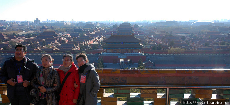 Туристы фотографируются на фоне Запретного города Пекин, Китай