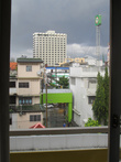 Вид из окна на входную зону отеля и ул. Центральная Паттайя.