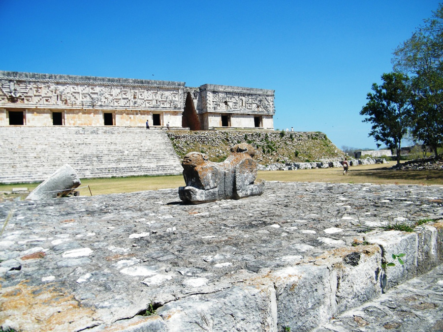Статуя двуглавого зверя Ушмаль, Мексика