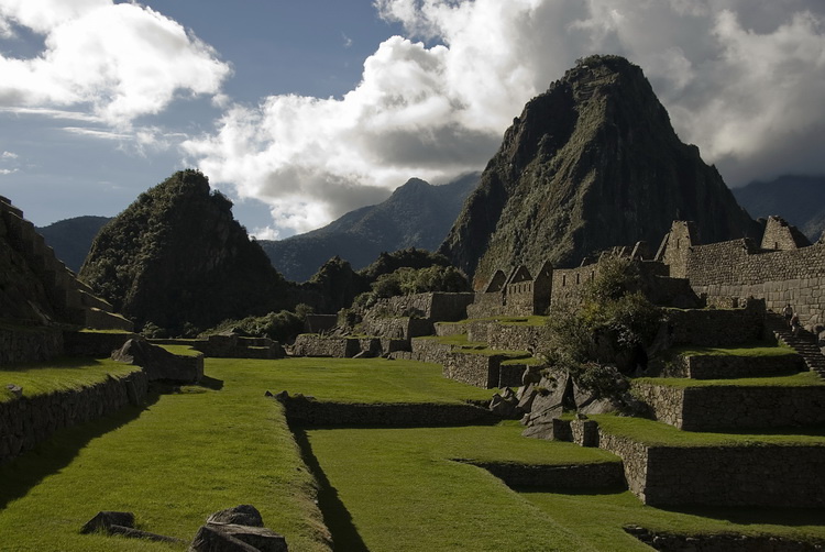 в три часа дня солнышко ломает свои лучики о головы присутствующих с невиданной мною индейской щедростью. Мачу-Пикчу, Перу