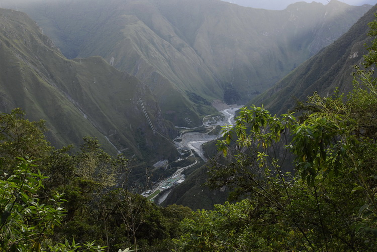 ...внизу справа ругается с электростанцией Урубамба... Мачу-Пикчу, Перу
