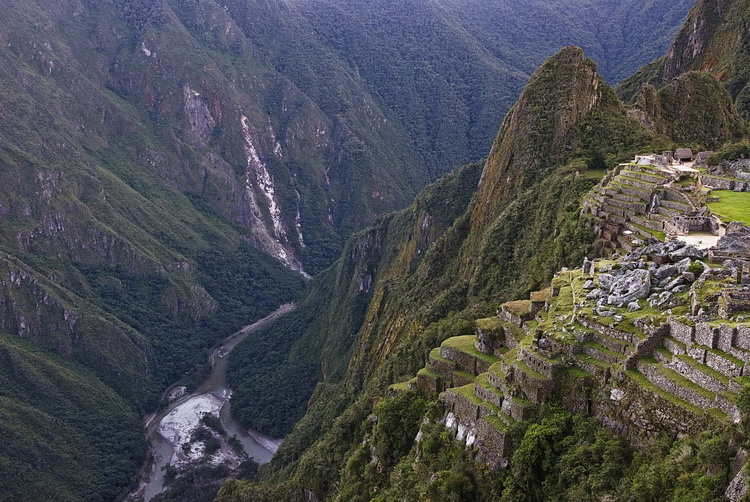 Город ползёт с горы в Урубамбу Мачу-Пикчу, Перу