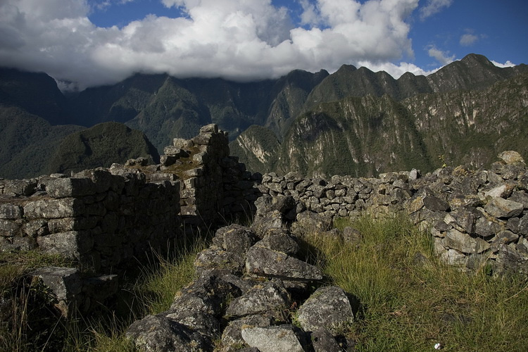 На самом деле постройки Мачу Пикчу выглядят по-разному.  Где-то аутентично... Мачу-Пикчу, Перу